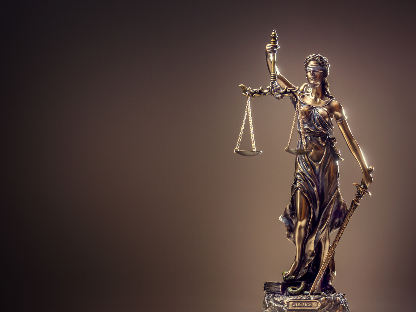 Позов про визнання права власності: юридичні вимоги, докази та особливості складання позовної заяви щодо нерухомого майна.